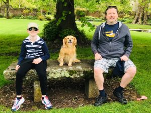 Kokoni Spaniel on a park bench